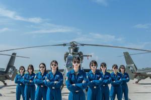 英姿颯爽！女飛行學(xué)員完成首次單飛